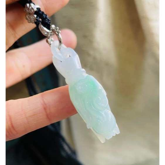 天然A貨緬甸玉 冰飄綠花手工雕掌上明珠翡翠玉墜 起光感膠潤底妝 陽綠花點綴 飽滿掌心優美佛手-細節圖2