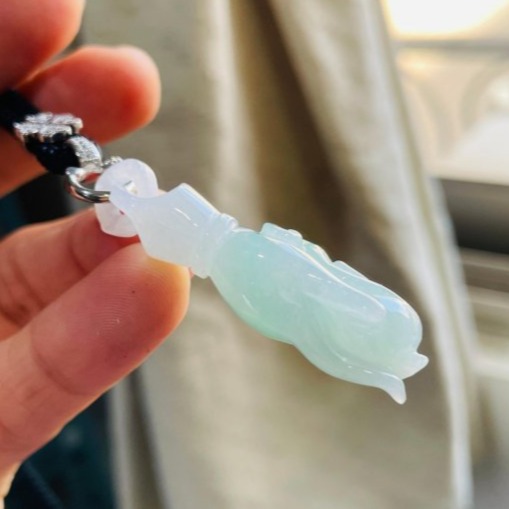 天然A貨緬甸玉 冰飄綠花手工雕掌上明珠翡翠玉墜 起光感膠潤底妝 陽綠花點綴 飽滿掌心優美佛手-細節圖3