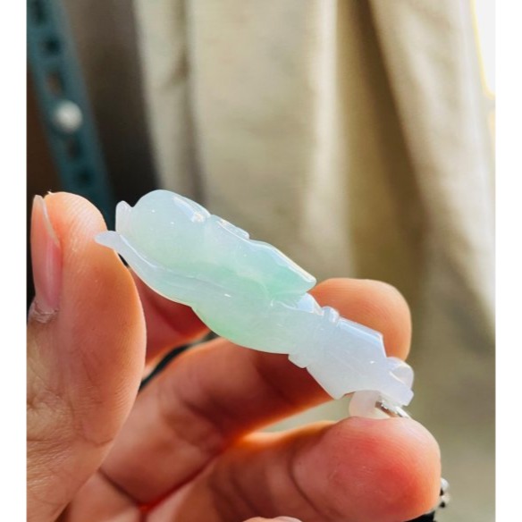 天然A貨緬甸玉 冰飄綠花手工雕掌上明珠翡翠玉墜 起光感膠潤底妝 陽綠花點綴 飽滿掌心優美佛手-細節圖4