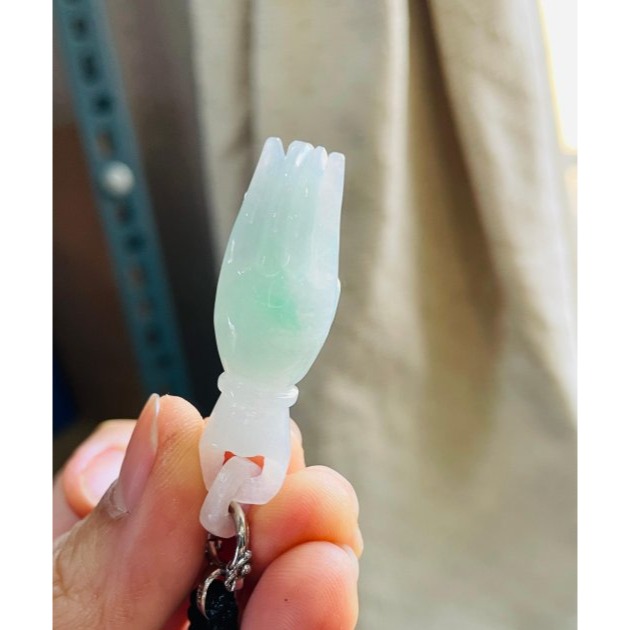 天然A貨緬甸玉 冰飄綠花手工雕掌上明珠翡翠玉墜 起光感膠潤底妝 陽綠花點綴 飽滿掌心優美佛手-細節圖5