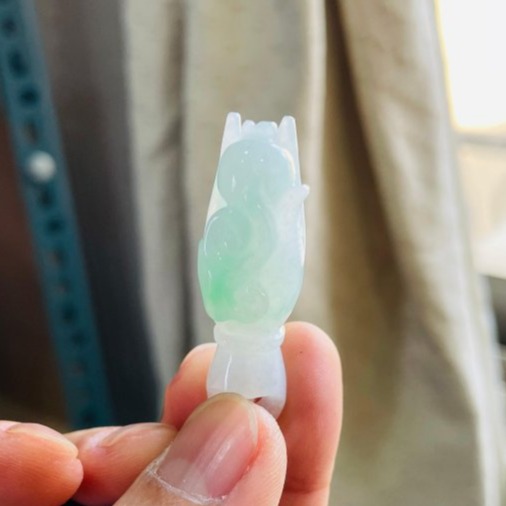 天然A貨緬甸玉 冰飄綠花手工雕掌上明珠翡翠玉墜 起光感膠潤底妝 陽綠花點綴 飽滿掌心優美佛手-細節圖6