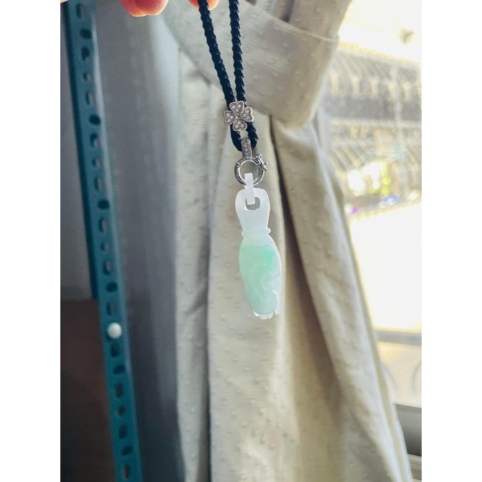 天然A貨緬甸玉 冰飄綠花手工雕掌上明珠翡翠玉墜 起光感膠潤底妝 陽綠花點綴 飽滿掌心優美佛手-細節圖7