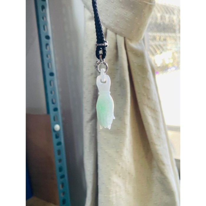 天然A貨緬甸玉 冰飄綠花手工雕掌上明珠翡翠玉墜 起光感膠潤底妝 陽綠花點綴 飽滿掌心優美佛手-細節圖8