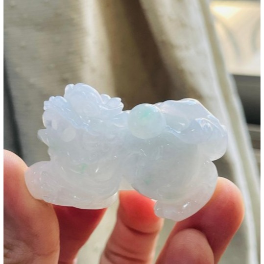 天然A貨緬甸玉 老坑白冰俏綠全立體精工雕有求必應貔貅翡翠擺件 乾淨通透白冰 幾抹青綠點翠 杏眼闊嘴大尖牙-細節圖2