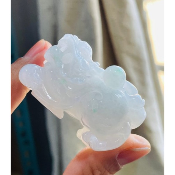 天然A貨緬甸玉 老坑白冰俏綠全立體精工雕有求必應貔貅翡翠擺件 乾淨通透白冰 幾抹青綠點翠 杏眼闊嘴大尖牙-細節圖3