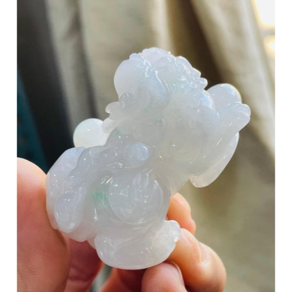 天然A貨緬甸玉 老坑白冰俏綠全立體精工雕有求必應貔貅翡翠擺件 乾淨通透白冰 幾抹青綠點翠 杏眼闊嘴大尖牙-細節圖4