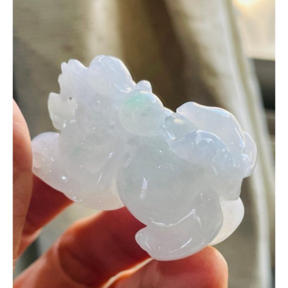 天然A貨緬甸玉 老坑白冰俏綠全立體精工雕有求必應貔貅翡翠擺件 乾淨通透白冰 幾抹青綠點翠 杏眼闊嘴大尖牙-細節圖5