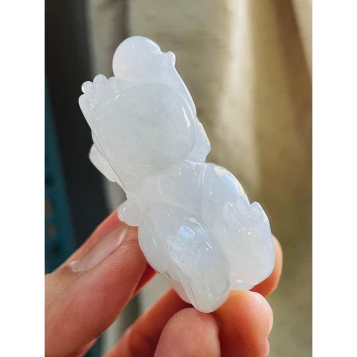 天然A貨緬甸玉 老坑白冰俏綠全立體精工雕有求必應貔貅翡翠擺件 乾淨通透白冰 幾抹青綠點翠 杏眼闊嘴大尖牙-細節圖7