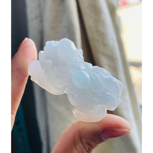 天然A貨緬甸玉 老坑白冰俏綠全立體精工雕有求必應貔貅翡翠擺件 乾淨通透白冰 幾抹青綠點翠 杏眼闊嘴大尖牙-細節圖8