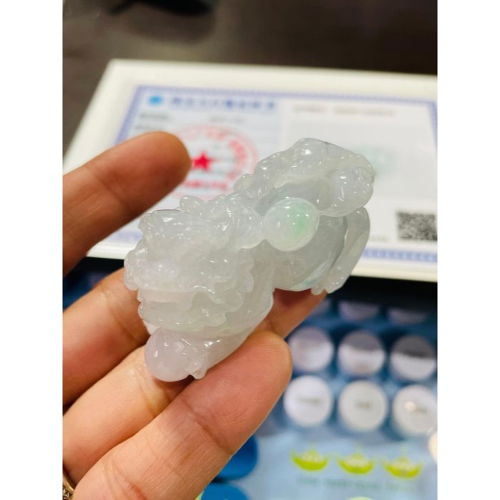 天然A貨緬甸玉 老坑白冰俏綠全立體精工雕有求必應貔貅翡翠擺件 乾淨通透白冰 幾抹青綠點翠 杏眼闊嘴大尖牙-細節圖9