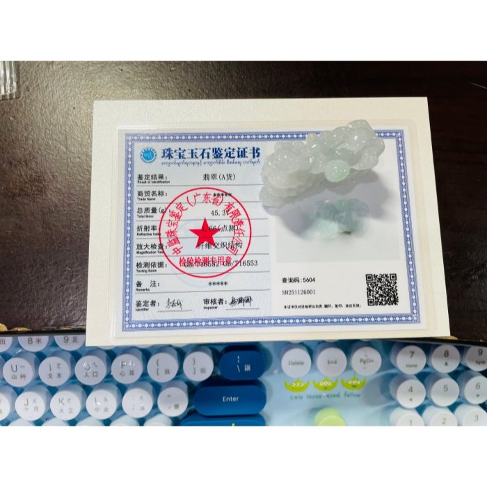 天然A貨緬甸玉 老坑白冰俏綠全立體精工雕有求必應貔貅翡翠擺件 乾淨通透白冰 幾抹青綠點翠 杏眼闊嘴大尖牙-細節圖11