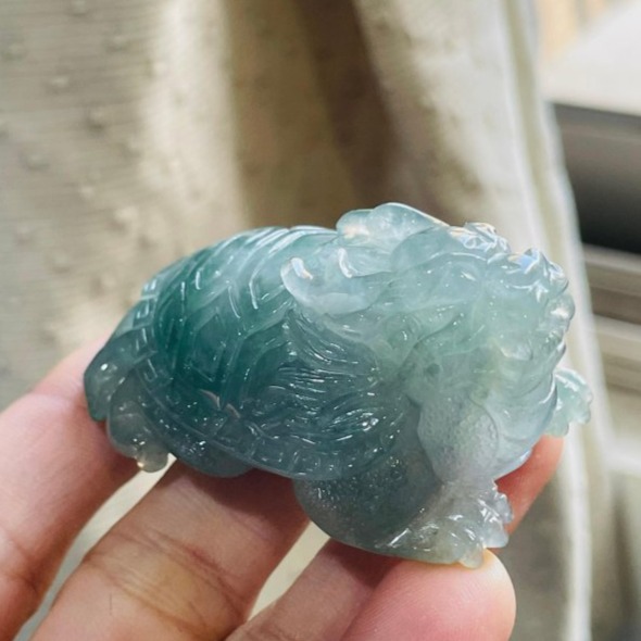 天然A貨緬甸玉 冰種湖綠手雕精工滿載而歸龍龜翡翠玉墜/擺件 冰透光感QQ果凍膠底 老坑帶綠冰料-細節圖2