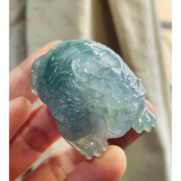 天然A貨緬甸玉 冰種湖綠手雕精工滿載而歸龍龜翡翠玉墜/擺件 冰透光感QQ果凍膠底 老坑帶綠冰料-細節圖3