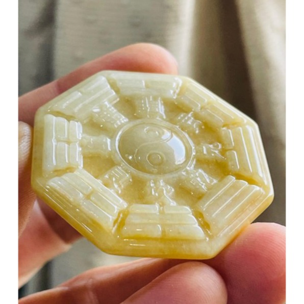 天然A貨緬甸玉 細潤金黃後天八卦翡翠玉墜 油潤金黃漸變 霧層皮色鮮亮色滿 一刀切透手影 太極固定-細節圖3