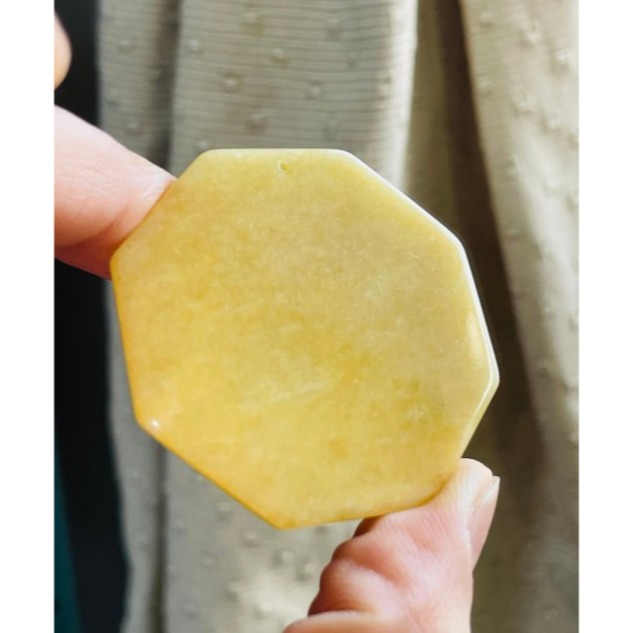 天然A貨緬甸玉 細潤金黃後天八卦翡翠玉墜 油潤金黃漸變 霧層皮色鮮亮色滿 一刀切透手影 太極固定-細節圖6