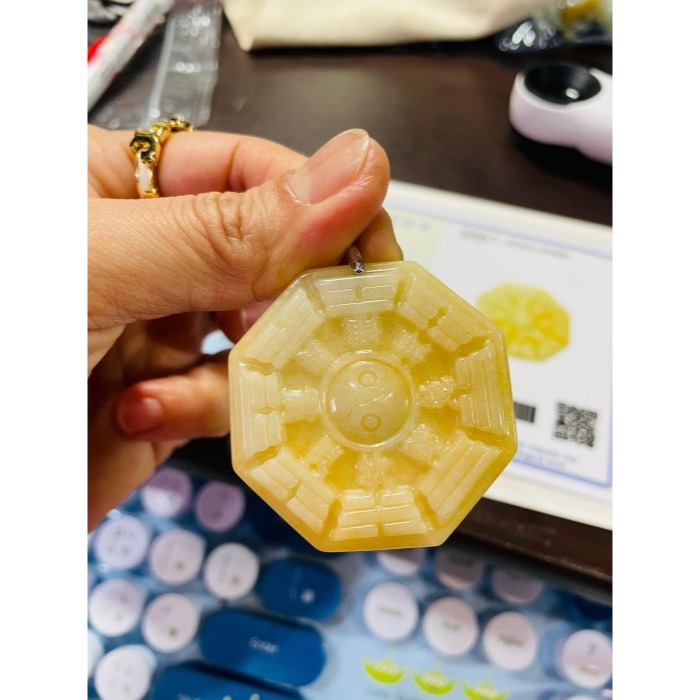 天然A貨緬甸玉 細潤金黃後天八卦翡翠玉墜 油潤金黃漸變 霧層皮色鮮亮色滿 一刀切透手影 太極固定-細節圖9