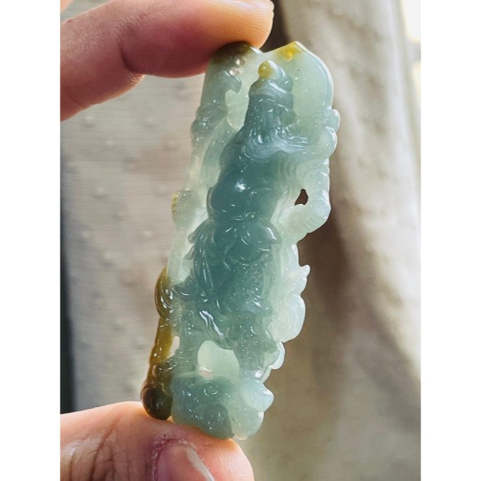 天然A貨緬甸玉 冰潤晴藍俏金鏤空雕雙刀關公翡翠玉墜 膠潤色滿 俏色精細透雕工藝 雙刀斬煞除障礙-細節圖3