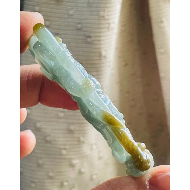 天然A貨緬甸玉 冰潤晴藍俏金鏤空雕雙刀關公翡翠玉墜 膠潤色滿 俏色精細透雕工藝 雙刀斬煞除障礙-細節圖4