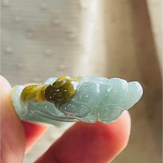 天然A貨緬甸玉 冰潤晴藍俏金鏤空雕雙刀關公翡翠玉墜 膠潤色滿 俏色精細透雕工藝 雙刀斬煞除障礙-細節圖5