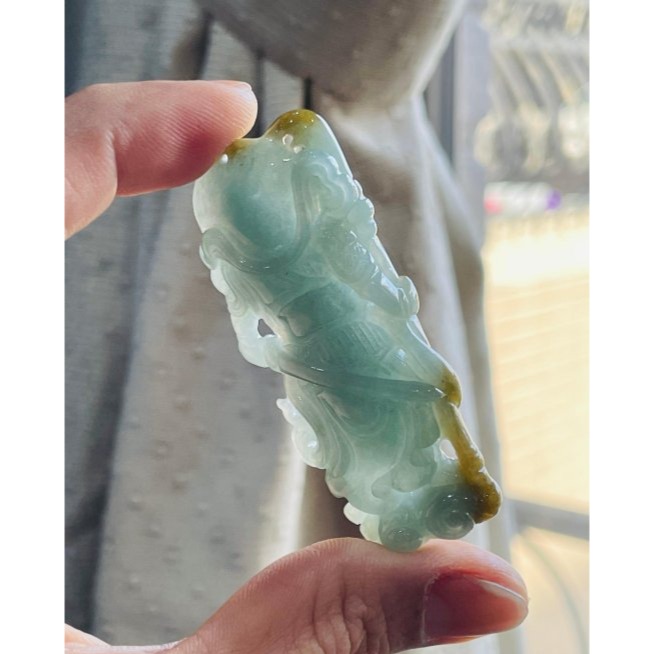 天然A貨緬甸玉 冰潤晴藍俏金鏤空雕雙刀關公翡翠玉墜 膠潤色滿 俏色精細透雕工藝 雙刀斬煞除障礙-細節圖7