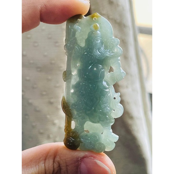 天然A貨緬甸玉 冰潤晴藍俏金鏤空雕雙刀關公翡翠玉墜 膠潤色滿 俏色精細透雕工藝 雙刀斬煞除障礙-細節圖8