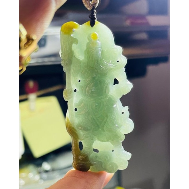 天然A貨緬甸玉 冰潤晴藍俏金鏤空雕雙刀關公翡翠玉墜 膠潤色滿 俏色精細透雕工藝 雙刀斬煞除障礙-細節圖9
