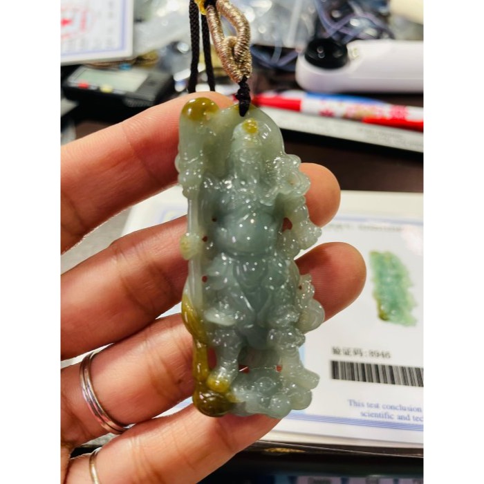 天然A貨緬甸玉 冰潤晴藍俏金鏤空雕雙刀關公翡翠玉墜 膠潤色滿 俏色精細透雕工藝 雙刀斬煞除障礙-細節圖10