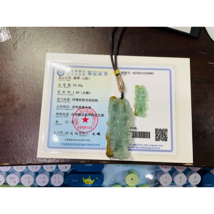 天然A貨緬甸玉 冰潤晴藍俏金鏤空雕雙刀關公翡翠玉墜 膠潤色滿 俏色精細透雕工藝 雙刀斬煞除障礙-細節圖11