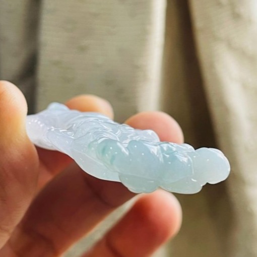 天然A貨緬甸玉 冰飄藍花鏤空透雕雙刀關公翡翠玉墜 冰清膠潤底妝 幾抹藍花添彩 雙刀定氣場化是非-細節圖5