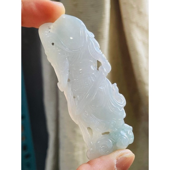 天然A貨緬甸玉 冰飄藍花鏤空透雕雙刀關公翡翠玉墜 冰清膠潤底妝 幾抹藍花添彩 雙刀定氣場化是非-細節圖6