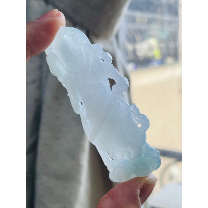 天然A貨緬甸玉 冰飄藍花鏤空透雕雙刀關公翡翠玉墜 冰清膠潤底妝 幾抹藍花添彩 雙刀定氣場化是非-細節圖7