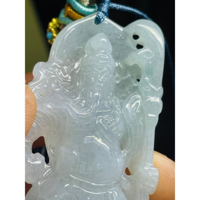 天然A貨緬甸玉 冰飄藍花鏤空透雕雙刀關公翡翠玉墜 冰清膠潤底妝 幾抹藍花添彩 雙刀定氣場化是非-細節圖9