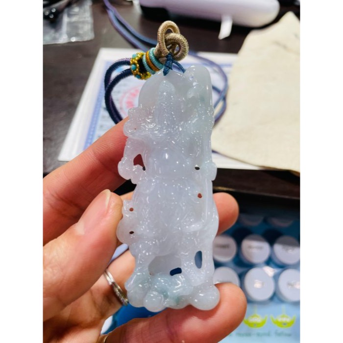 天然A貨緬甸玉 冰飄藍花鏤空透雕雙刀關公翡翠玉墜 冰清膠潤底妝 幾抹藍花添彩 雙刀定氣場化是非-細節圖10