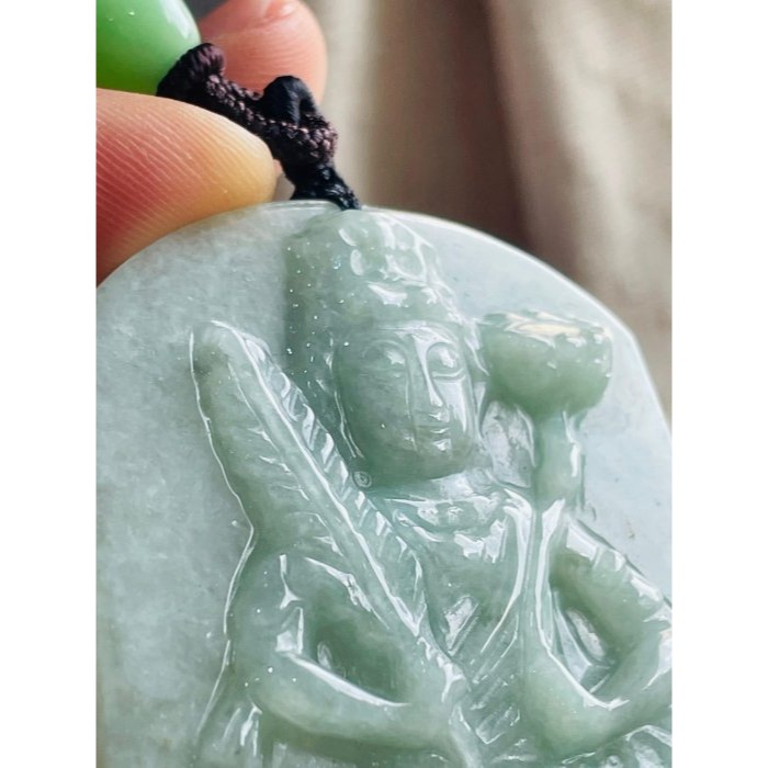 福德結緣~天然A貨緬甸玉 果綠滿色虛空藏菩薩翡翠佛牌 純色果綠色滿勻稱 微帶灑金 一刀切方正牌型-細節圖2