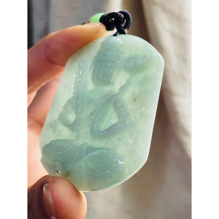 福德結緣~天然A貨緬甸玉 果綠滿色虛空藏菩薩翡翠佛牌 純色果綠色滿勻稱 微帶灑金 一刀切方正牌型-細節圖4
