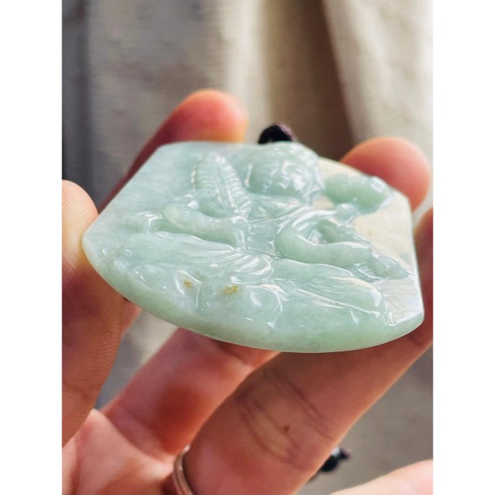 福德結緣~天然A貨緬甸玉 果綠滿色虛空藏菩薩翡翠佛牌 純色果綠色滿勻稱 微帶灑金 一刀切方正牌型-細節圖5