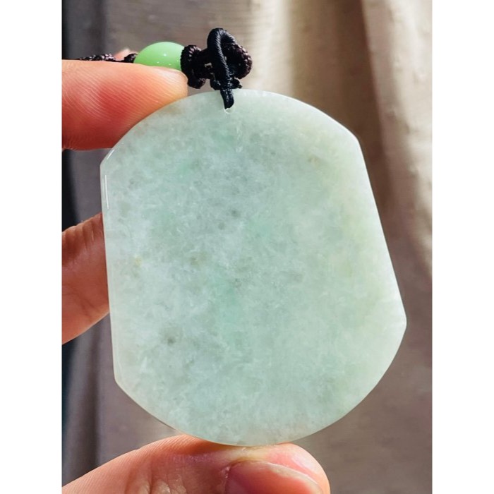 福德結緣~天然A貨緬甸玉 果綠滿色虛空藏菩薩翡翠佛牌 純色果綠色滿勻稱 微帶灑金 一刀切方正牌型-細節圖6