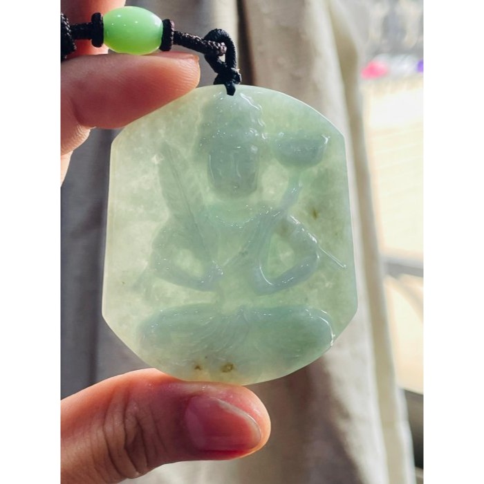 福德結緣~天然A貨緬甸玉 果綠滿色虛空藏菩薩翡翠佛牌 純色果綠色滿勻稱 微帶灑金 一刀切方正牌型-細節圖7