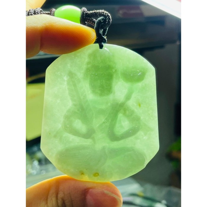 福德結緣~天然A貨緬甸玉 果綠滿色虛空藏菩薩翡翠佛牌 純色果綠色滿勻稱 微帶灑金 一刀切方正牌型-細節圖8