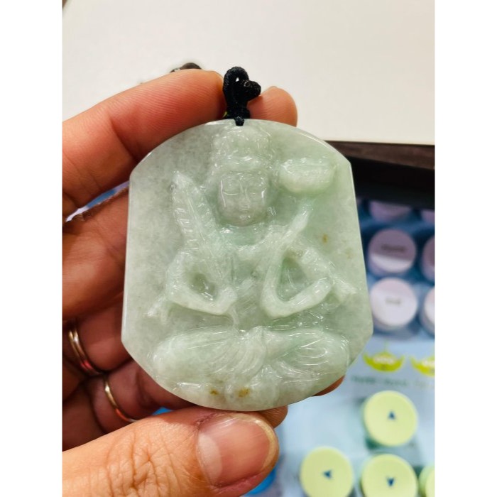 福德結緣~天然A貨緬甸玉 果綠滿色虛空藏菩薩翡翠佛牌 純色果綠色滿勻稱 微帶灑金 一刀切方正牌型-細節圖9