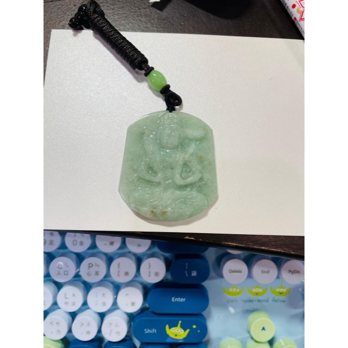 福德結緣~天然A貨緬甸玉 果綠滿色虛空藏菩薩翡翠佛牌 純色果綠色滿勻稱 微帶灑金 一刀切方正牌型-細節圖10