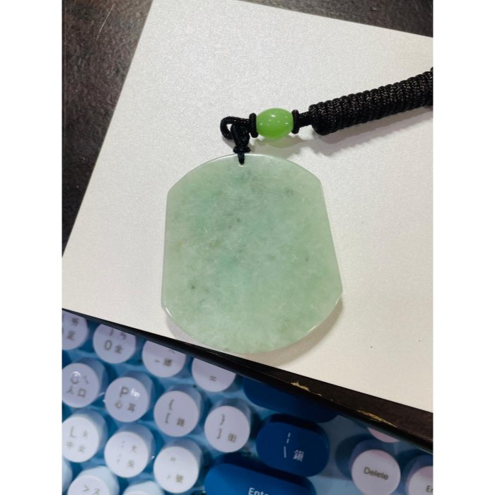 福德結緣~天然A貨緬甸玉 果綠滿色虛空藏菩薩翡翠佛牌 純色果綠色滿勻稱 微帶灑金 一刀切方正牌型-細節圖11