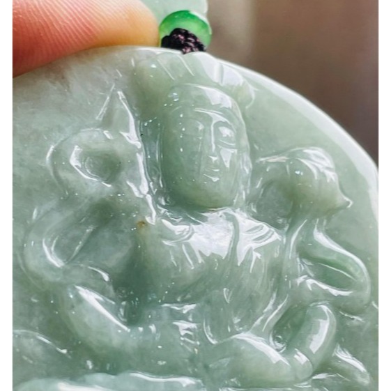 結緣價~天然A貨緬甸玉 果綠滿色大勢至菩薩翡翠佛牌 純色果綠色滿勻稱 俏一抹青綠 一刀切方正牌型-細節圖2
