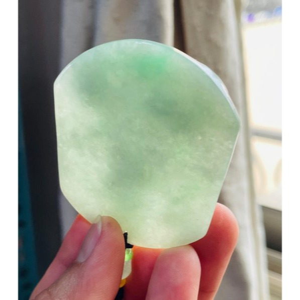 結緣價~天然A貨緬甸玉 果綠滿色大勢至菩薩翡翠佛牌 純色果綠色滿勻稱 俏一抹青綠 一刀切方正牌型-細節圖7