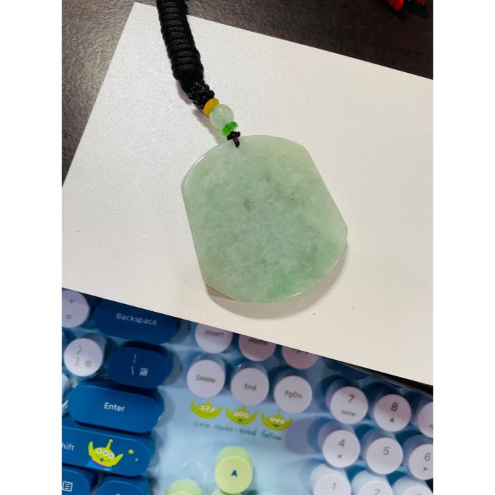 結緣價~天然A貨緬甸玉 果綠滿色大勢至菩薩翡翠佛牌 純色果綠色滿勻稱 俏一抹青綠 一刀切方正牌型-細節圖11