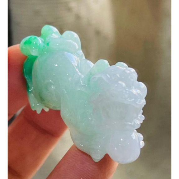 天然A貨緬甸玉 辣白底青手工精雕財路雙開有求必應貔貅翡翠擺件(一對)  冰潤白綠交融 色辣工精 一柔一陽左招財右守宅-細節圖2