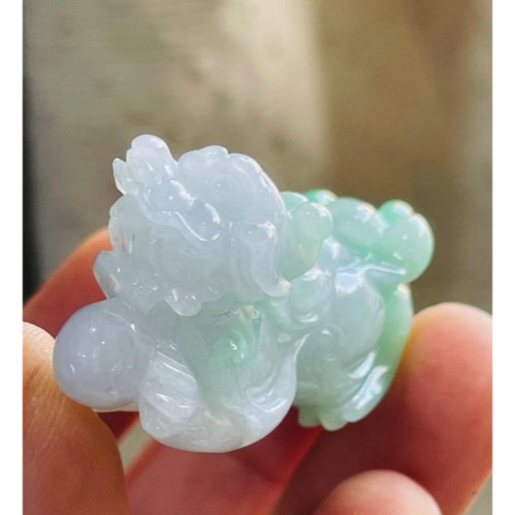 天然A貨緬甸玉 辣白底青手工精雕財路雙開有求必應貔貅翡翠擺件(一對)  冰潤白綠交融 色辣工精 一柔一陽左招財右守宅-細節圖3