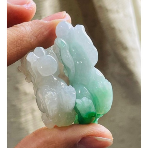 天然A貨緬甸玉 辣白底青手工精雕財路雙開有求必應貔貅翡翠擺件(一對)  冰潤白綠交融 色辣工精 一柔一陽左招財右守宅-細節圖9