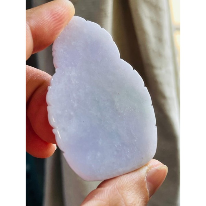 天然A貨緬甸玉 細潤粉紫火焰雕工淨瓶觀音翡翠佛牌 細肉滿色淡紫底色 紫中透淡綠 雕工立體完美一刀切牌形-細節圖6