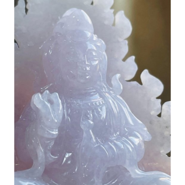 天然A貨緬甸玉 冰潤櫻花紫火焰款雕工坐蓮淨瓶觀音翡翠佛牌 厚實過底滿色粉嫩紫 雕工立體法像清晰 一刀切厚庄牌形-細節圖3